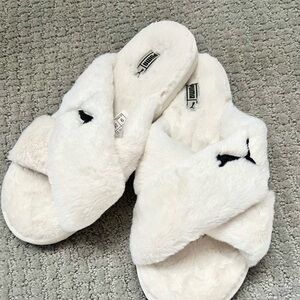 Puma Women's Fluff X Strap Slide 'white' Size 9 semi new only worn once indoor